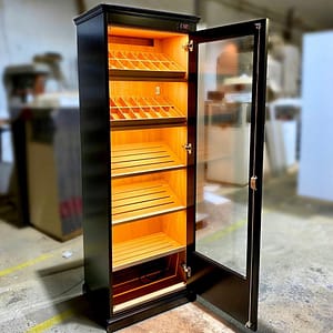 Ventus humidor black lacquered.