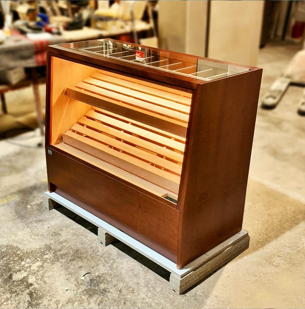 Countertop humidor model for tobacco shops with light