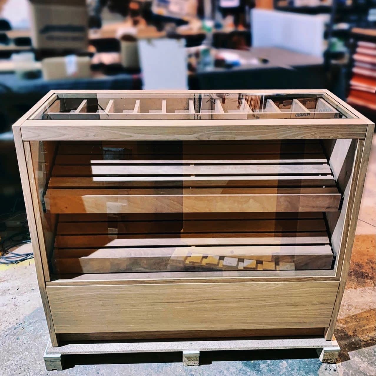 Medium cabinet humidor model Mostrador