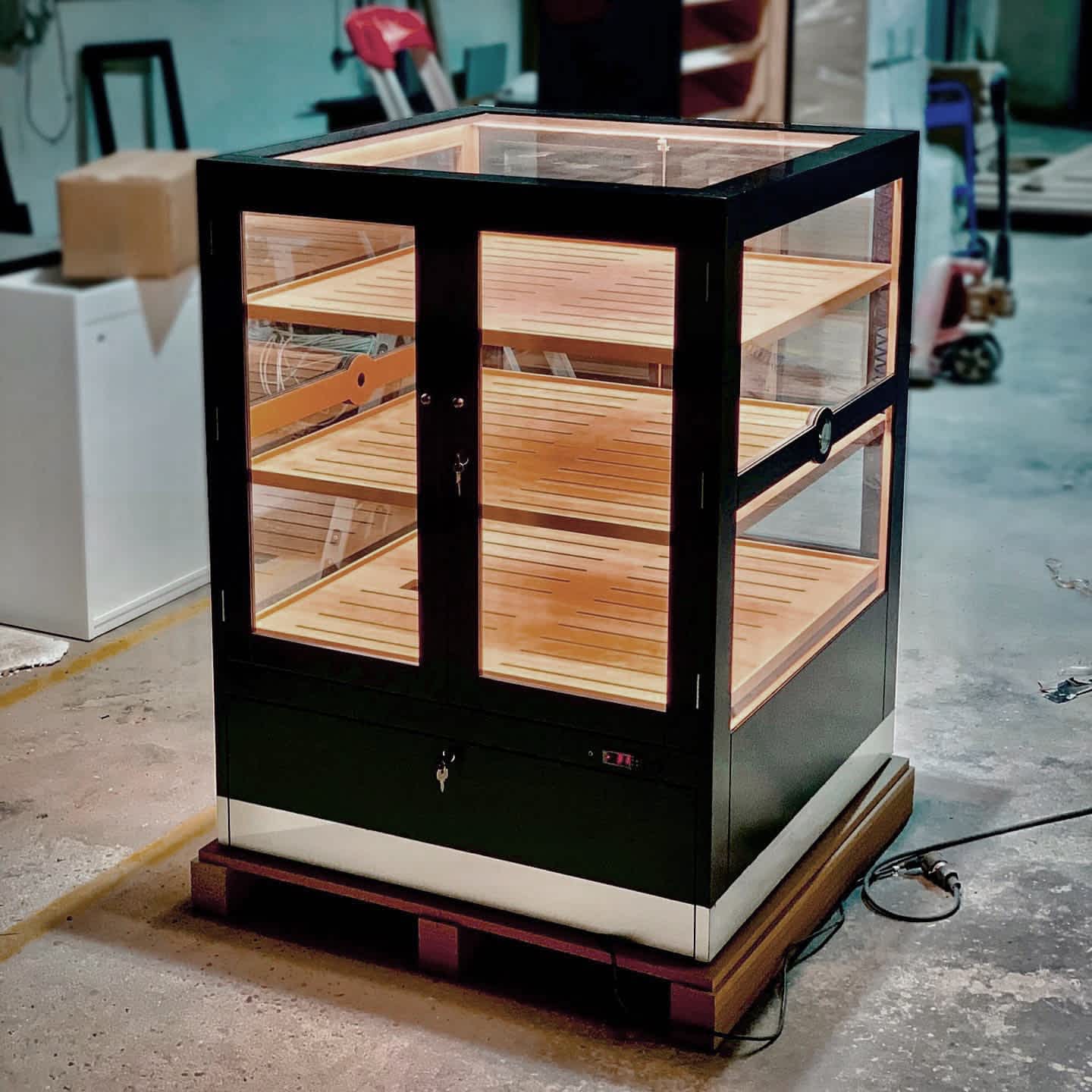 Humidor Expositor modelo Baviera en fábrica