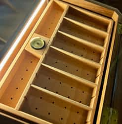 Humidor Nicaragua abierto iluminado
