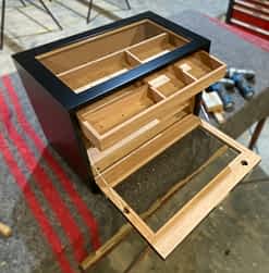 Humidor de sobremesa modelo Presidente cristal lacado negro abierto