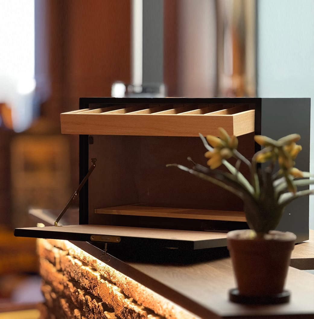 Black lacquered open desktop humidor, Presidente model