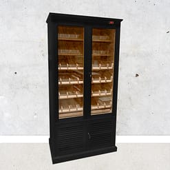 Belgrado humidor with black lacquered finish