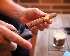 calentar el cigarro antes de encenderlo