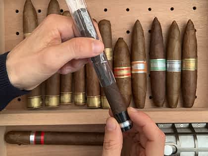 How to store cigars properly in a humidor