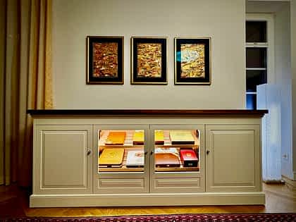 Custom-made humidor integrated into the room, designed according to the environment.