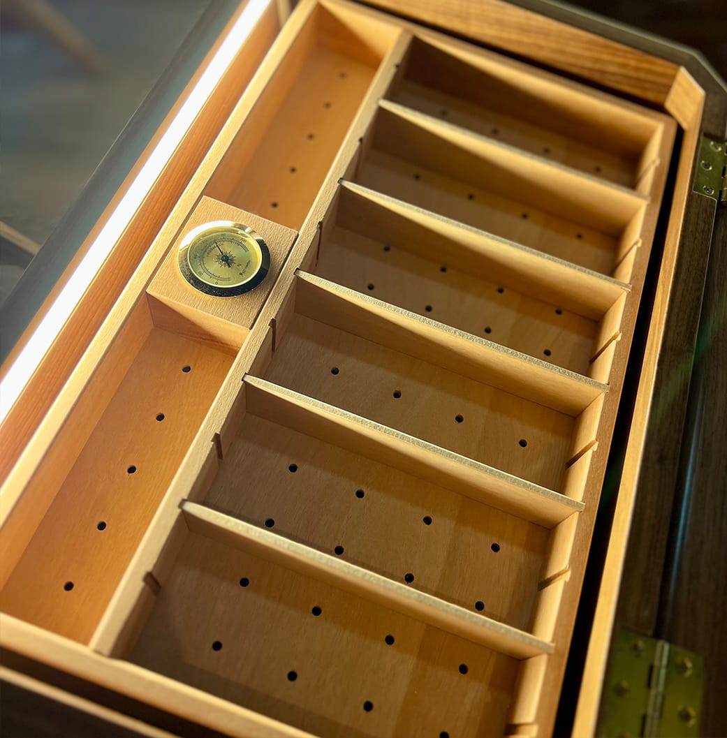 Humidor Nicaragua abierto iluminado