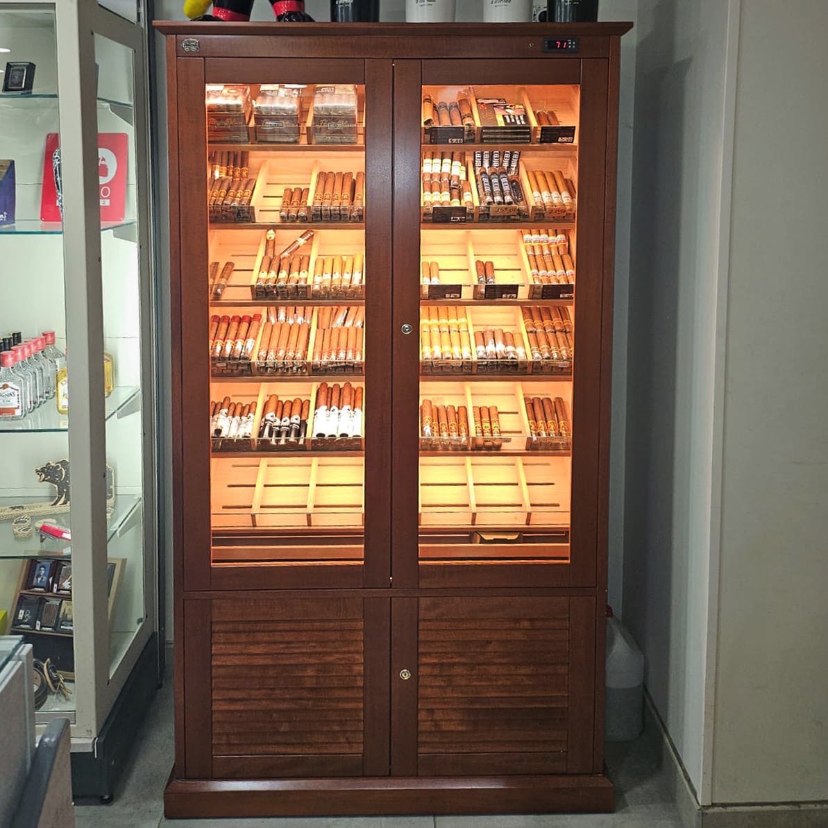 Humidor Belgrado con cajas y puros