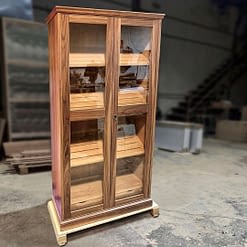 Humidor vitrina modelo Soberano acabado en nogal