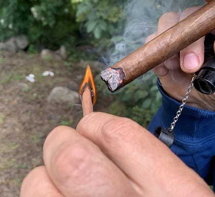encender un cigarro con madera de cedro