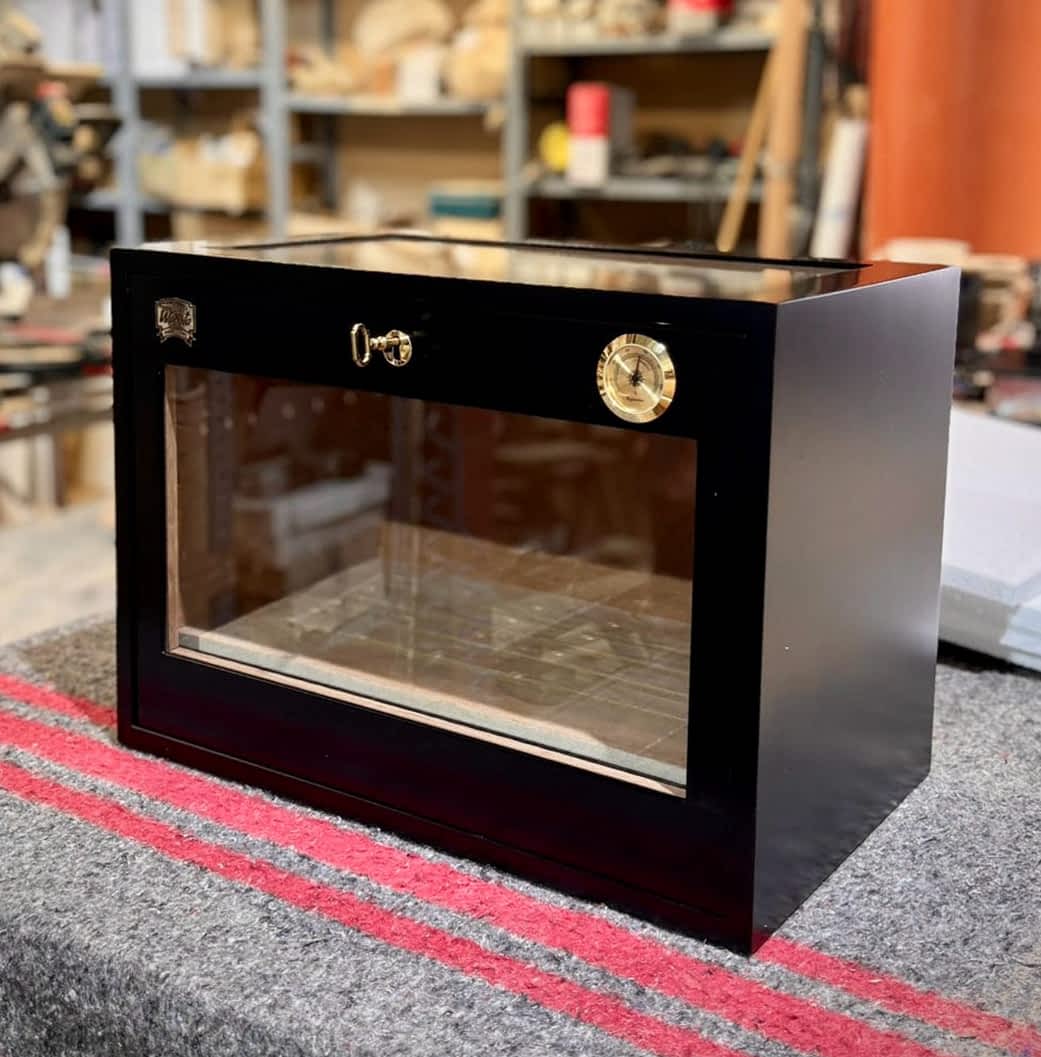 Black lacquered glass Presidente tabletop humidor