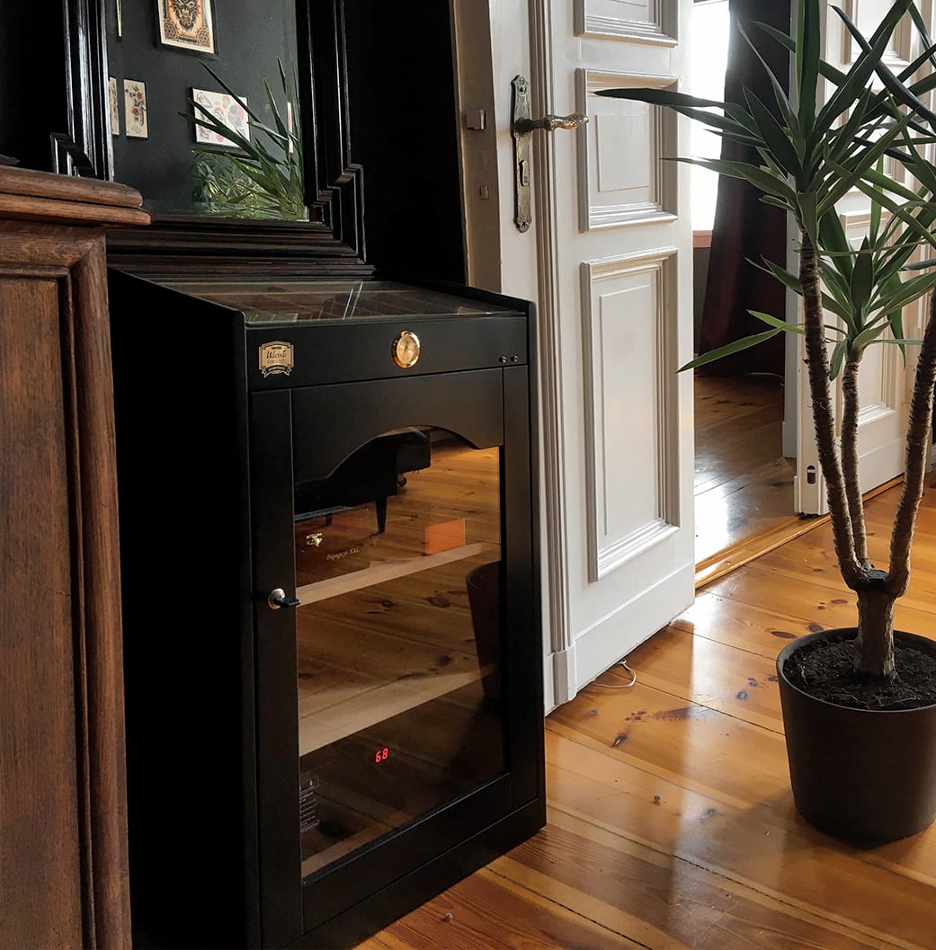 Medium black cabinet humidor model Caribe