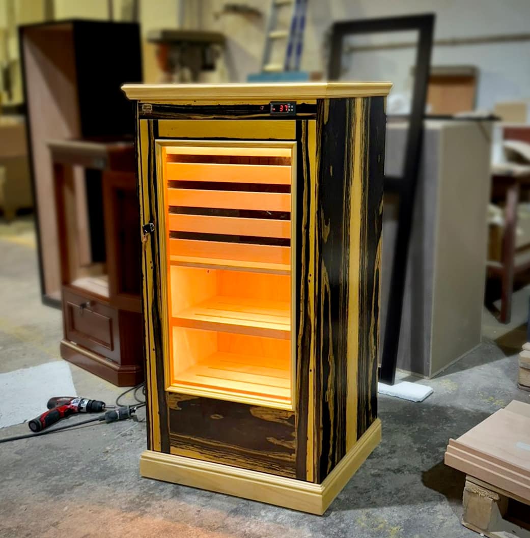 Medium cabinet humidor model Carrito