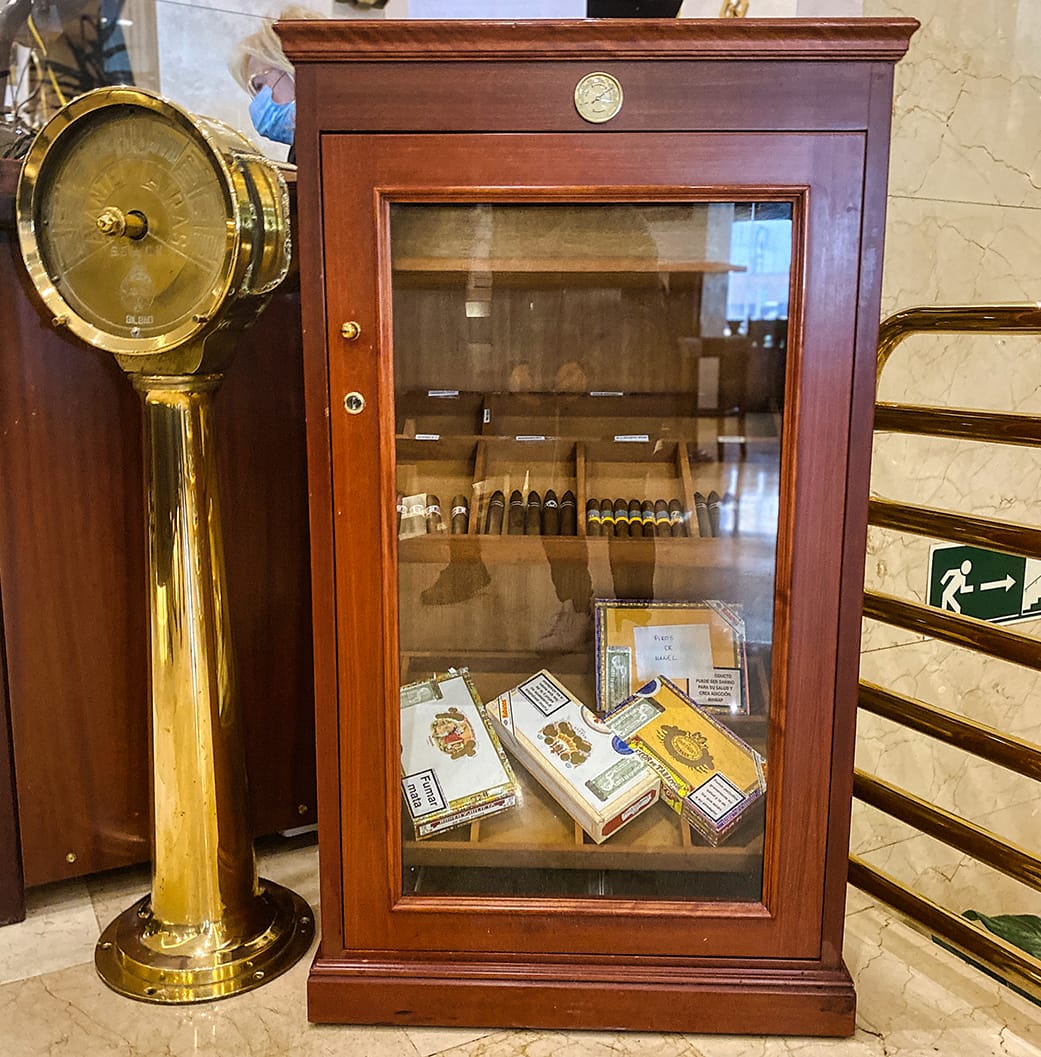 Medium cabinet humidor model Carrito