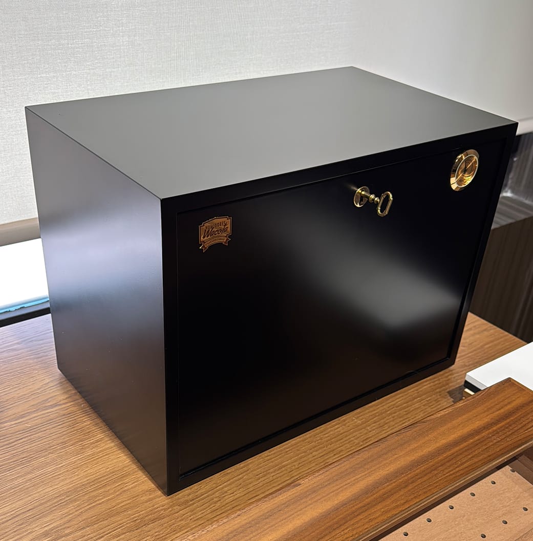 Black lacquered Presidente tabletop humidor