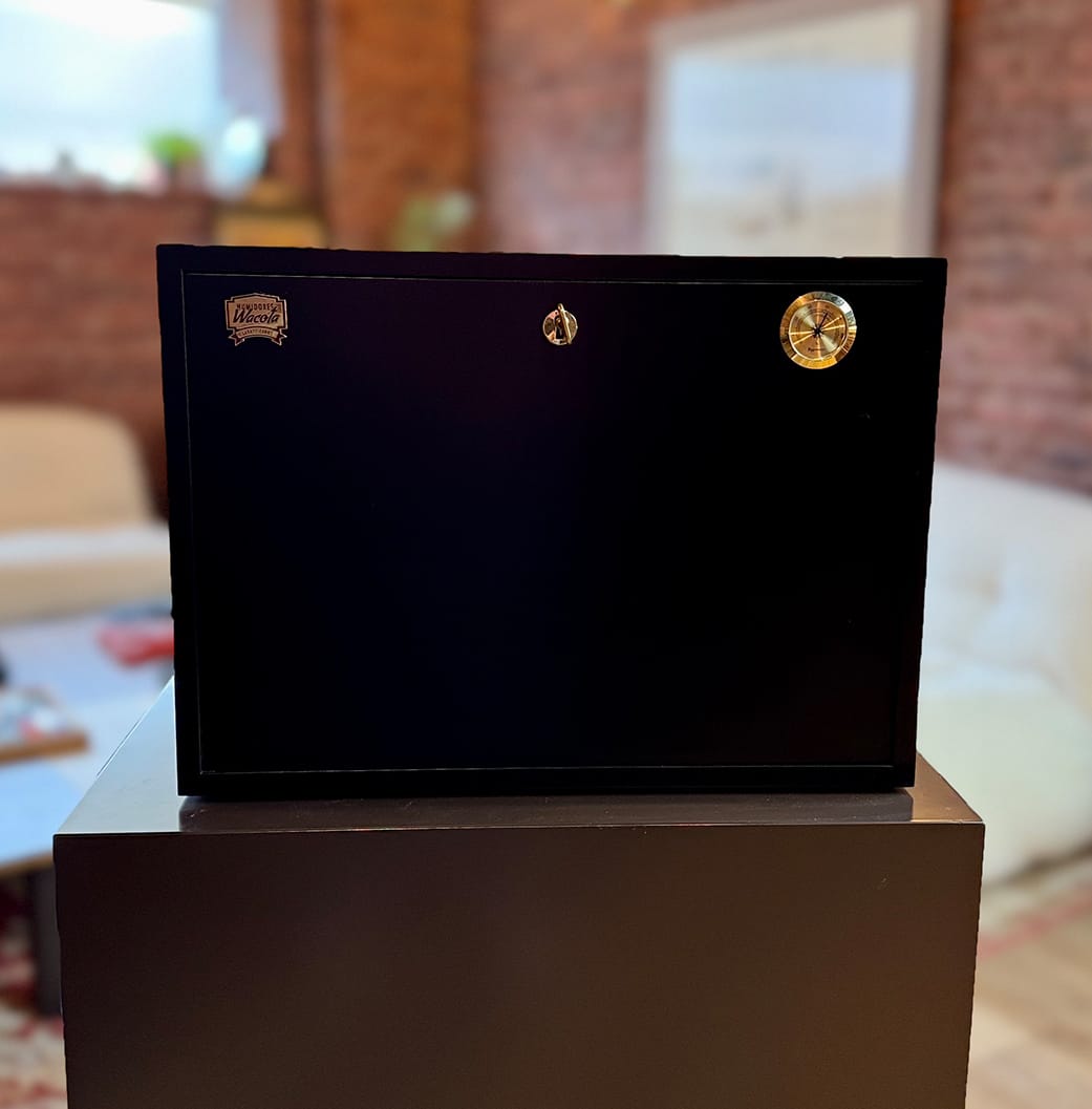 Black lacquered Presidente tabletop humidor