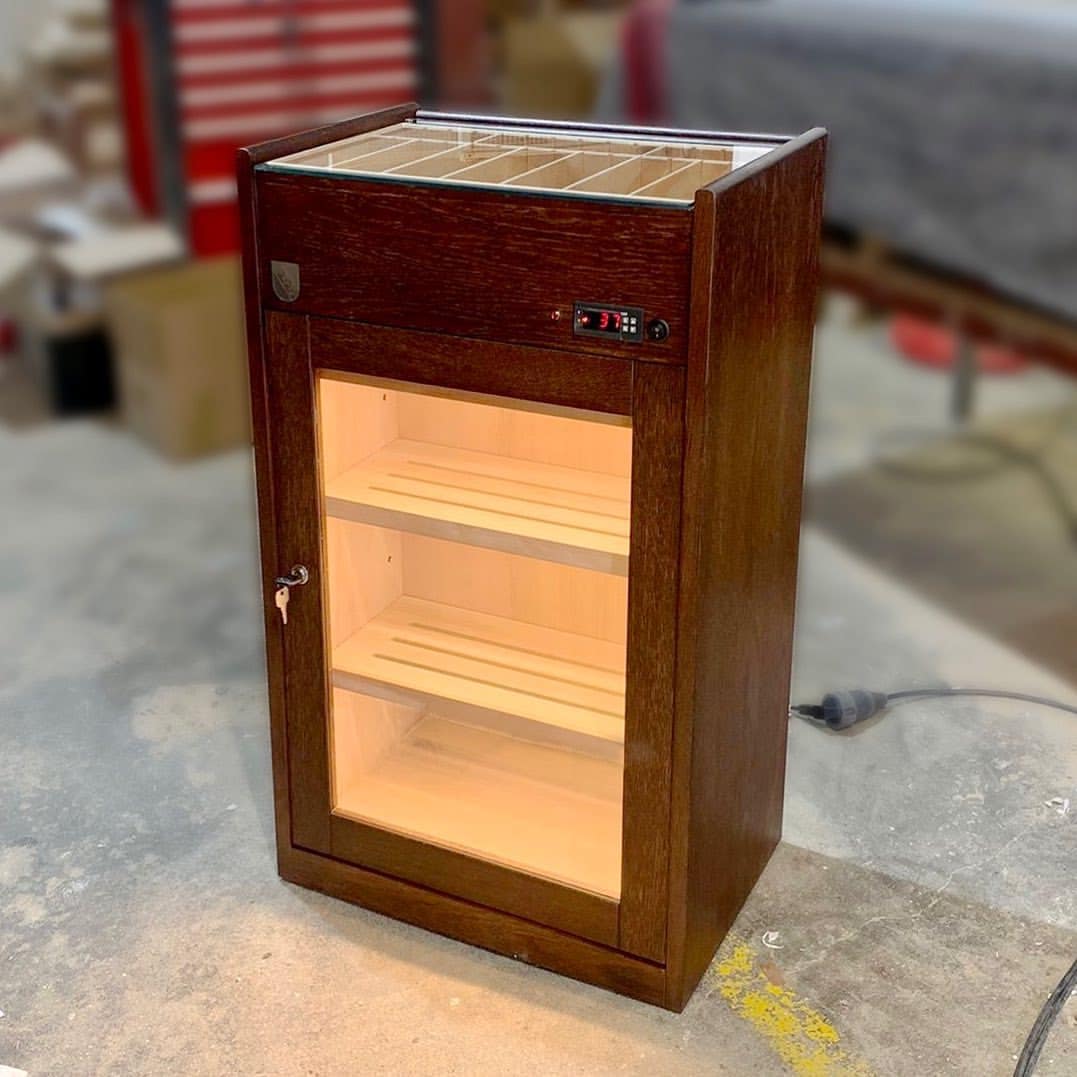 Medium cabinet humidor model Estoril