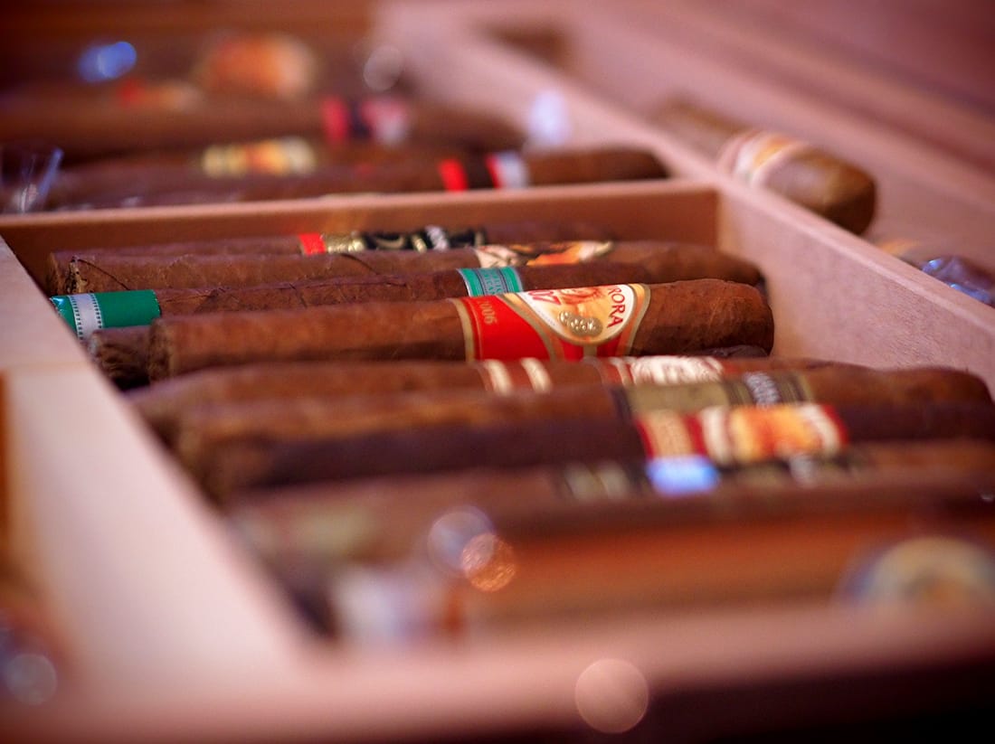 Vista de cigarros en un humidor modelo Hors D,Age