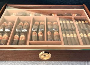 La humedad en los humidores es crucial. Pero hay otros factores relevantes, como la temperatura del humidor, que tiene que estar entre los 16 y los 23 grados Centígrados. Os explicamos todos los detalles en el link en nuestra bio. --------- The humidity in the humidors is crucial. But there are other relevant factors, such as the temperature of the humidor, which has to be between 16 and 23 degrees Celsius. We explain all the details in link in our bio.