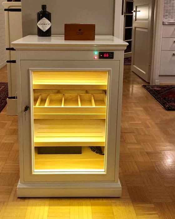 humidor de puros iluminado con luz cálida