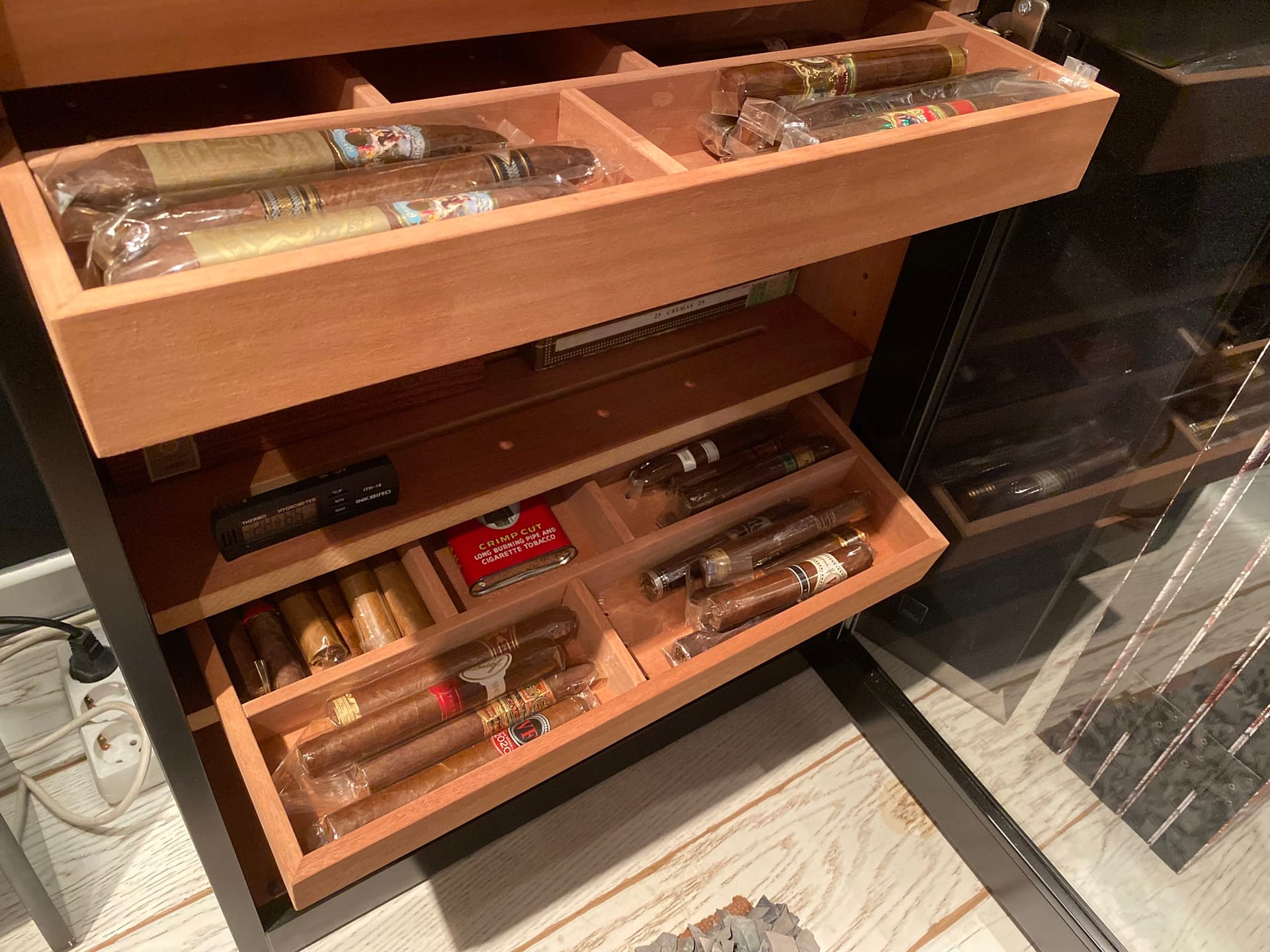 Preserving or aging cigars in a humidor