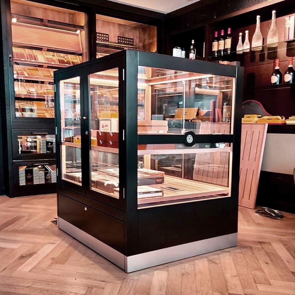 Humidor display case model Baviera black lacquered