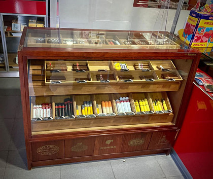 Mostrador humidor with more than 20 years