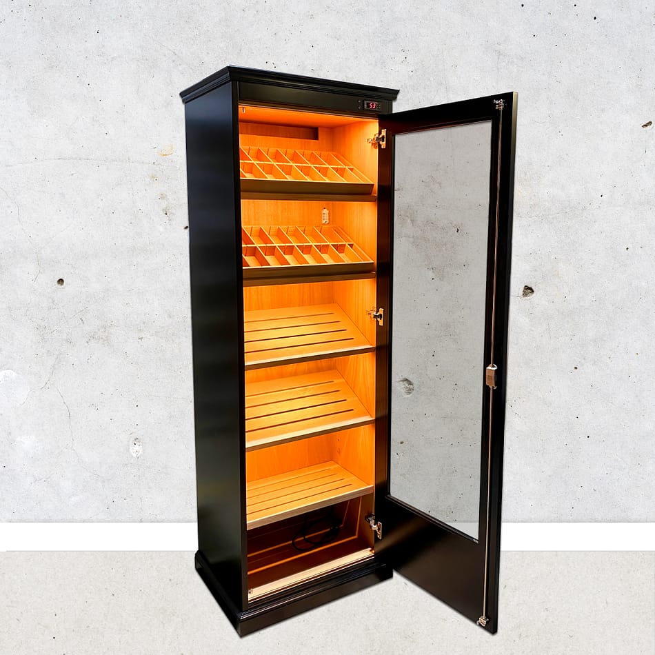 Open black lacquered Ventus humidor